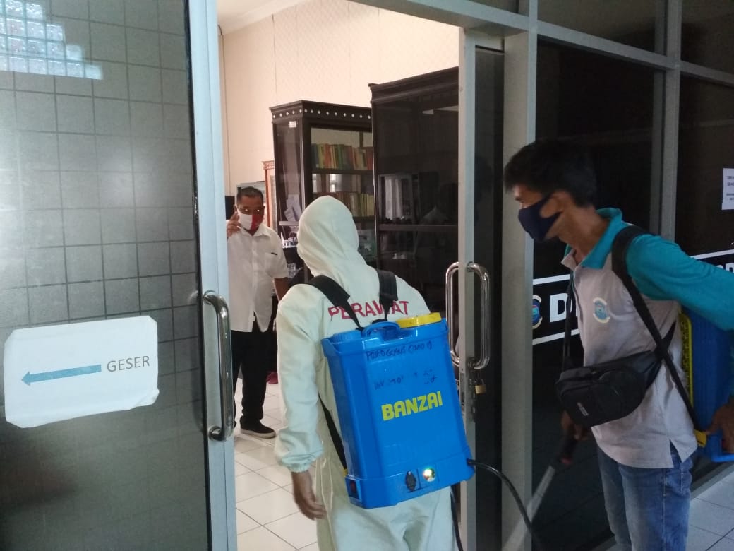 Penyemprotan disinfektan Di Gedung DPRD Kota Pangkalpinang cegah penyebaran Covid-19